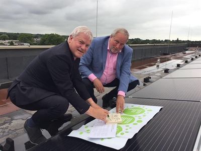 Paul Schuurmans ondertekent Flevolandse Energie Agenda op het dak van het provinciehuis